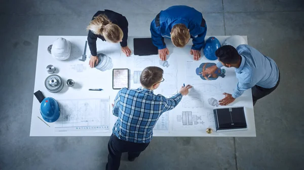 Equipo de Ingenieros Industriales Inclinados en Mesa de Oficina, Analizar Planos de Maquinaria, Solución de Problemas Arquitectónicos, Consultar Proyecto en Tablet Computer, Inspeccionar Componente Metal. Vista plana de arriba hacia abajo — Foto de Stock