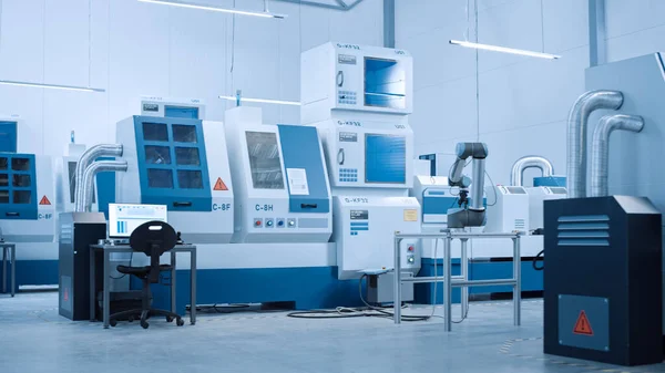 Industrie 4.0 Moderne Fabriek: AI Geoptimaliseerd en Geautomatiseerd High-Tech Hedendaagse Industriële Elektronica Fabriek met CNC Machines en Werken aan Assembly Line Robot Hand. — Stockfoto