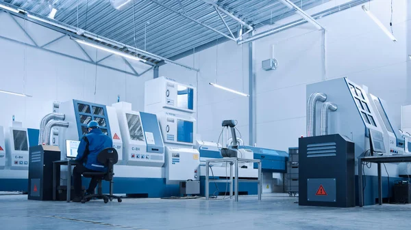 Ingeniero Jefe en Chaleco de Seguridad y Sombrero Duro, Utilice Controlador Digital de Tabletas en Fábrica, Optimización de Maquinaria CNC, Máquina de Programación para Aumentar la Eficiencia de la Línea de Producción — Foto de Stock