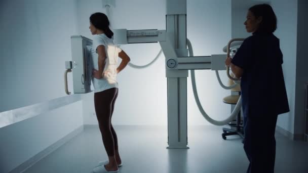 Procédure de balayage aux rayons X Patiente et infirmière — Video
