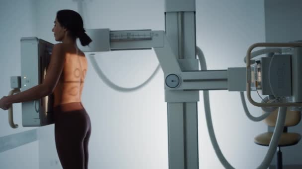 Процедура рентгеновского сканирования для женщин и медсестер — стоковое видео