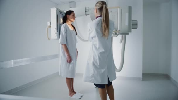 X Ray skenování procedura Žena pacienta a zdravotní sestra — Stock video