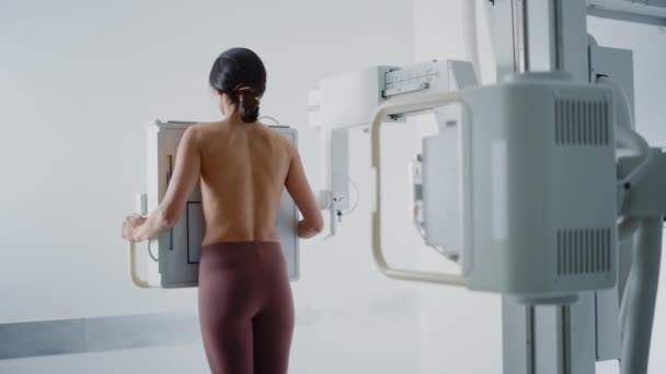 La femme de procédure d'hôpital obtient le balayage de rayon X du dos — Video