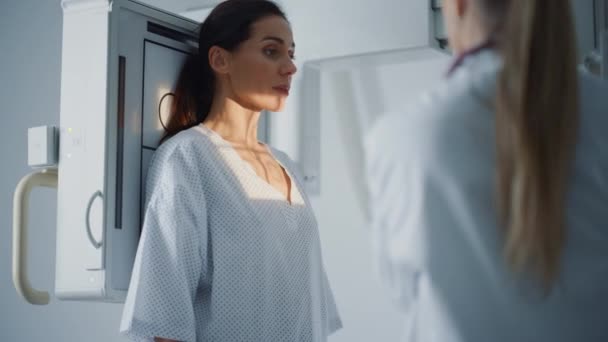 Röntgenuntersuchung weibliche Patientin und Krankenschwester — Stockvideo