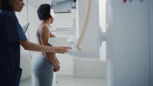 Infirmière montrant la procédure de dépistage mammographique du patient — Video