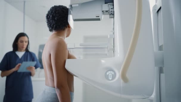 Paziente donna sottoposta a procedura di screening mammografico — Video Stock