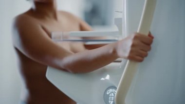 Kadın Hasta Mammogram Tarama İşleminden Geçiyor