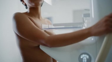 Kadın Hasta Mammogram Tarama İşleminden Geçiyor
