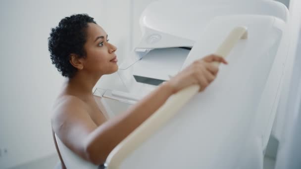 Процедура скрининга маммографии для женщин — стоковое видео