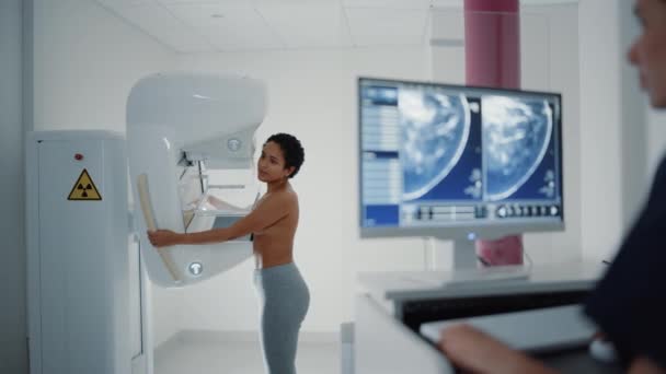 Examen mammographique du patient féminin à l'écran de l'ordinateur — Video