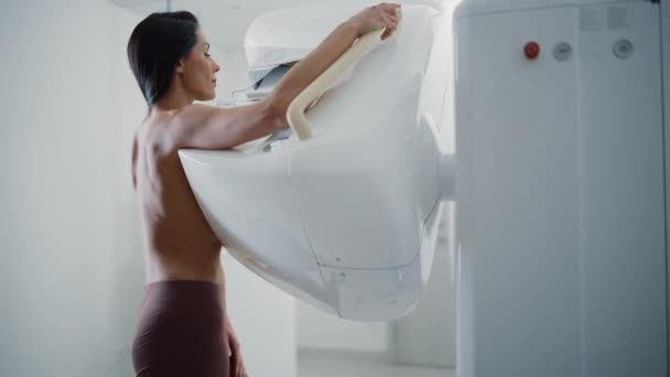 Vrouwelijke patiënt die een screening op mammografie ondergaat — Stockvideo