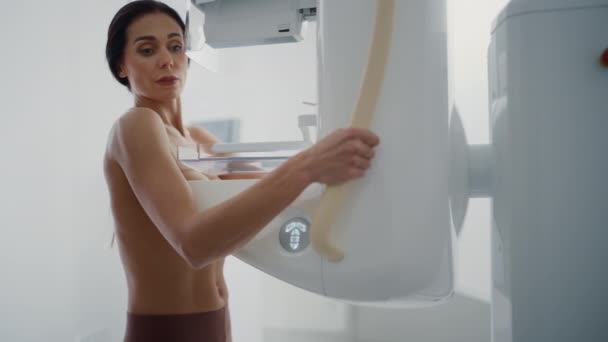 Paziente donna sottoposta a procedura di screening mammografico — Video Stock