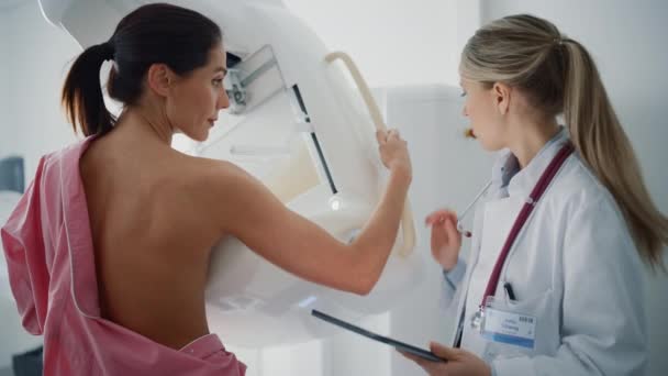 Siostra pokazuje mammografię pacjenta Procedura przesiewowa — Wideo stockowe