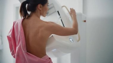 Mamografi Tarama İşleminden Geçmekte olan Kadın Hasta