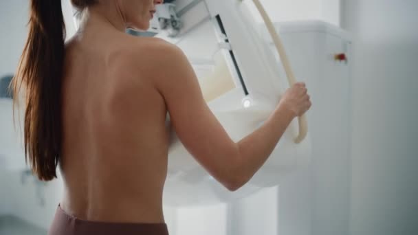 Patientin unterzieht sich Mammographie-Screening — Stockvideo