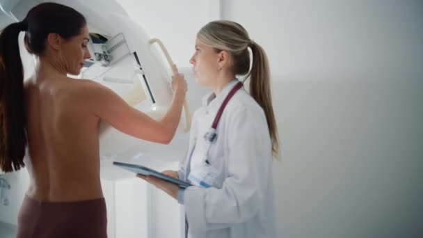 Медсестра показала процедуру скрининга маммографии пациента — стоковое видео
