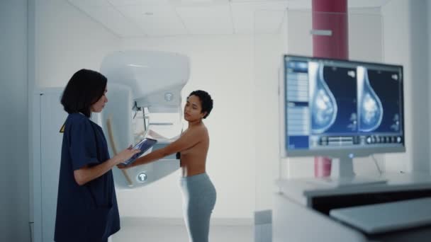 Enfermera Mostrando paciente Mamografía Procedimiento de detección — Vídeos de Stock