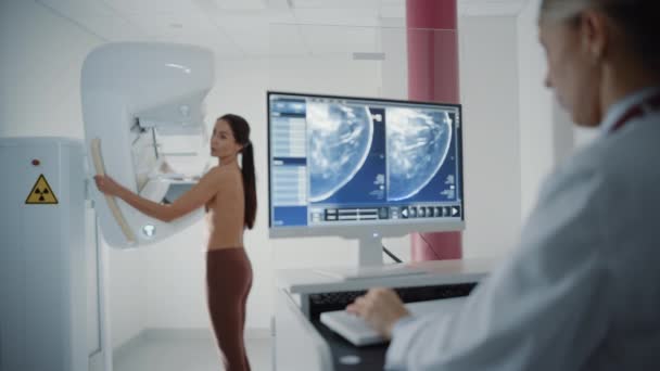 女性患者マンモグラフィースキャンオンコンピュータ画面 — ストック動画