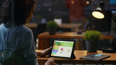 Gıda pazarından yiyecek siparişi vermek için Dijital Tablet kullanan Kadın