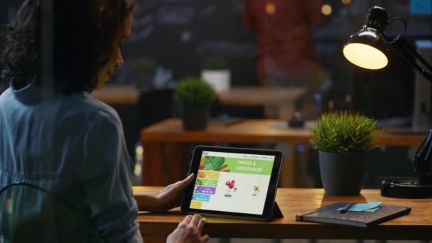 Mulher usando tablet digital para encomendar alimentos do mercado de alimentos — Vídeo de Stock