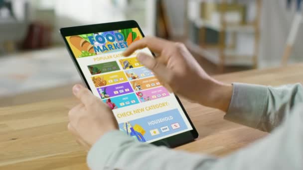 Använda Tablet för att beställa från App Food Market — Stockvideo