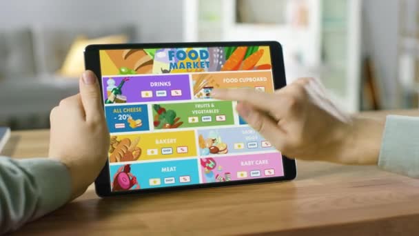 Tablet gebruiken om te bestellen bij App Food Market — Stockvideo