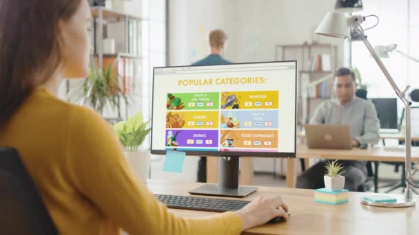 女性の注文食品店アプリを使用したオフィスコンピュータ — ストック動画