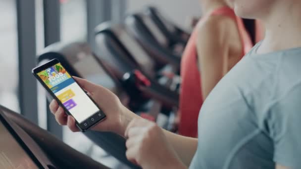 Em Gym Woman usa App Mercado de Alimentos em Smartphone — Vídeo de Stock