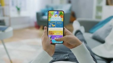 Ecommerce Store 'dan yiyecek sipariş etmek için akıllı telefon kullanmak