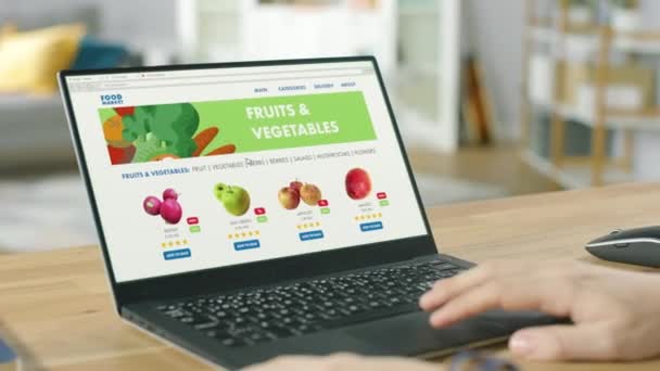 Pessoa de escritório usando laptop compra comida App Store — Vídeo de Stock