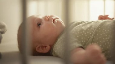 Yeni doğmuş bebek yatakta yatıyor.