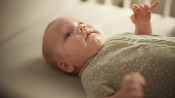 Bebê recém-nascido deitado em uma cama — Vídeo de Stock