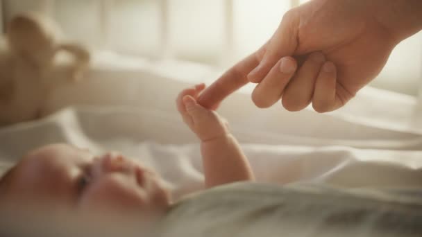 Nahaufnahme Neugeborenes Mutter Bonding — Stockvideo