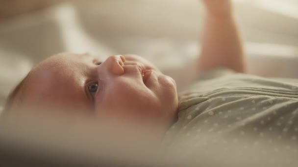 Niño pequeño acostado en una cuna — Vídeos de Stock