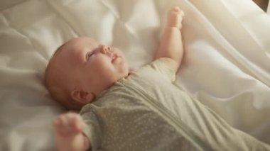 Küçük Çocuk Beşikte Yatıyor