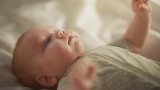 Ребенок, лежащий в кроватке — стоковое видео