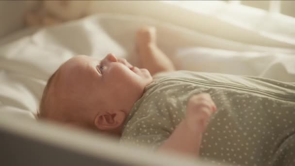 Тоддлер Дитина лежить у ліжечку — стокове відео