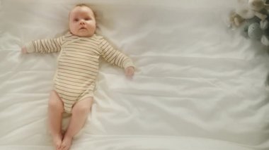 Yeni doğmuş bebek yatakta yatıyor.