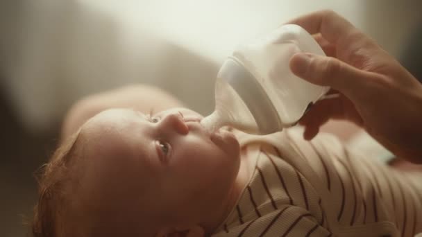 閉じるフィード幼児とともに赤ちゃんボトルとともにミルク — ストック動画