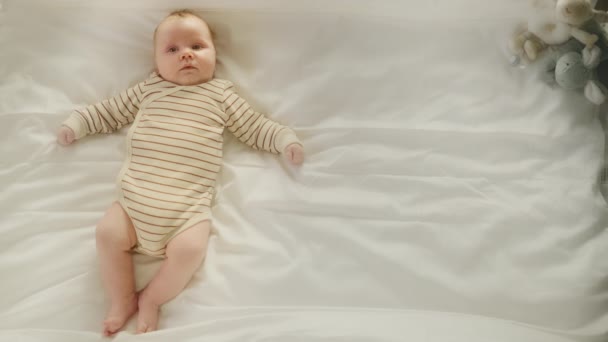 Nyfött barn liggande på en säng — Stockvideo