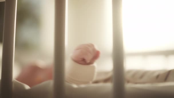 Κοντινό νεογνό χέρι μωρού — Αρχείο Βίντεο