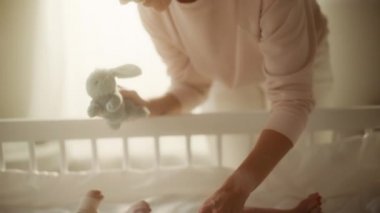 Anne Yeni Doğan Bebekle Oynuyor