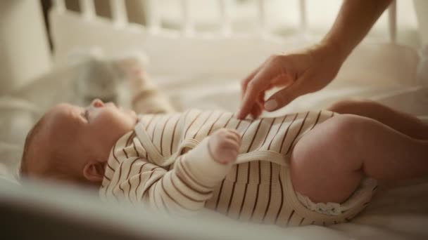 Mãe brinca com bebê recém-nascido — Vídeo de Stock