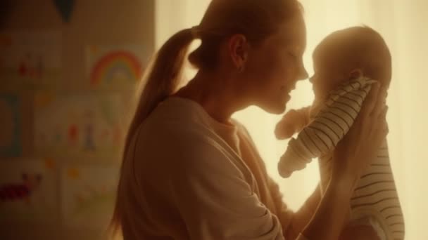Mãe brinca com bebê recém-nascido — Vídeo de Stock