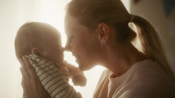 Mãe brinca com bebê recém-nascido — Vídeo de Stock