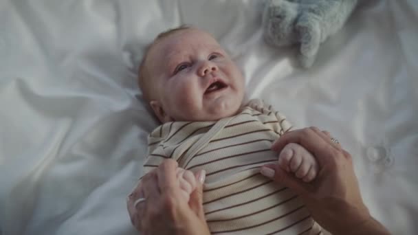 Mor lugnande gråta baby — Stockvideo