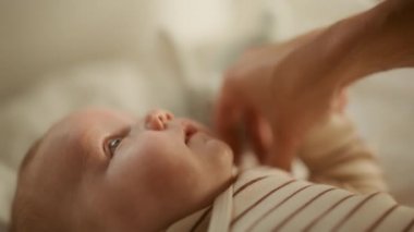 Anne Yeni Doğan Bebeğe Emzik Veriyor