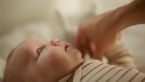 Mamma ger Pacifier till det nyfödda barnet — Stockvideo