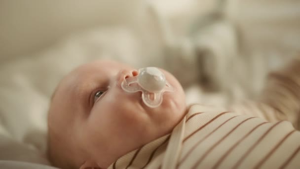 Retrato de bebé recién nacido con chupete — Vídeos de Stock