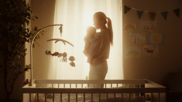 Mor som håller nyfödda barn i sovrummet — Stockvideo